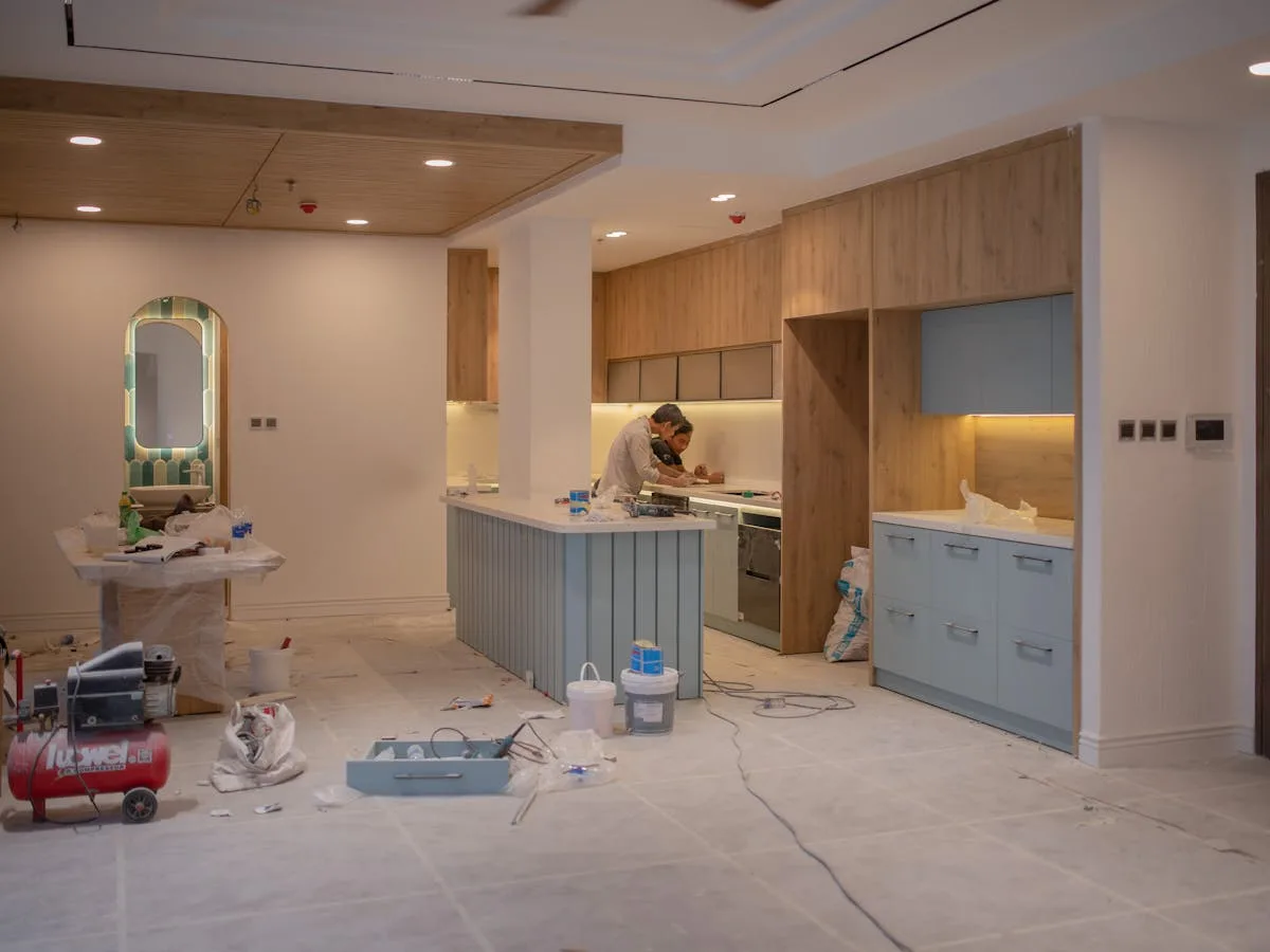 Montage de mobilier de cuisine pendant une rénovation