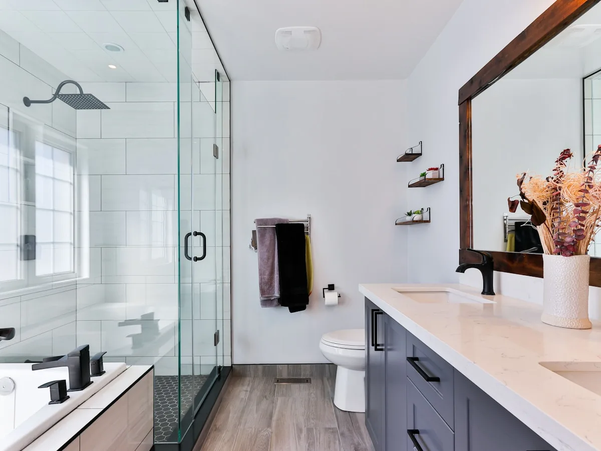 Salle de bain rénovée avec douche et vasque